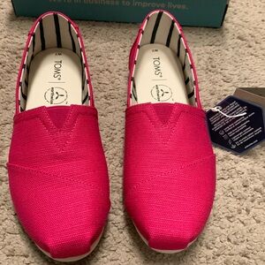 Ladies Toms bright pink never worn size 7 in box with tags